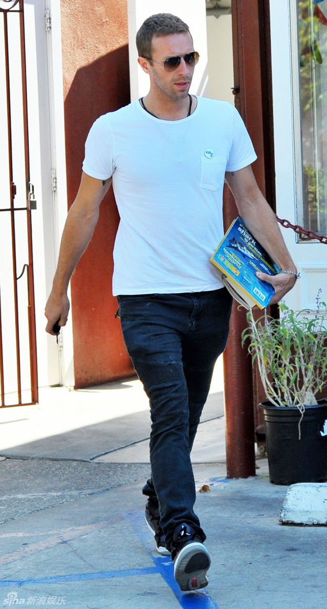 组图:单身克里斯-马汀简装驾车购物 买书充电_高清图集_新浪网