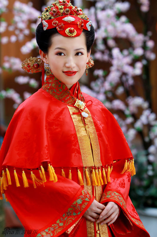 正在浙江卫视和陕西卫视热播,剧方曝光了一组苏青饰演的明娟结婚时的