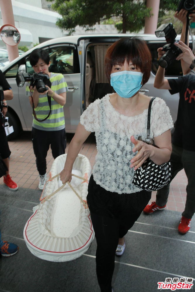 杨幂出院刘恺威提婴儿篮