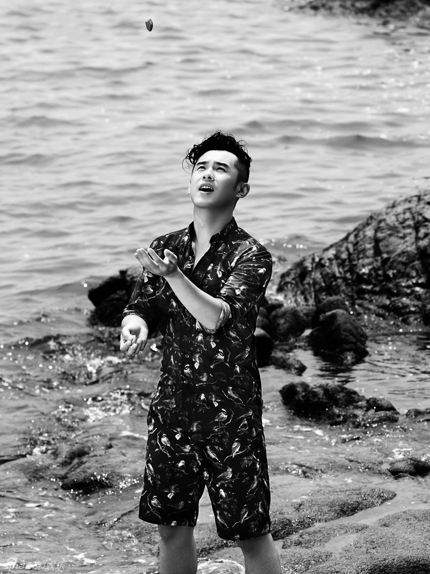 照片通过黑白光影捕捉高昊海边悠然度假时的灿烂笑容,同时也展现了其