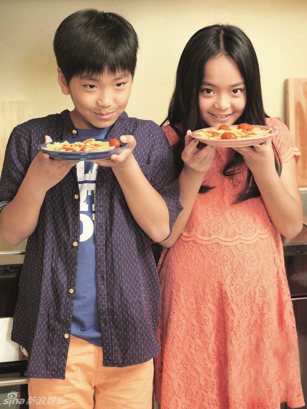 组图邵兵携子女登杂志硬汉父亲显柔情一面