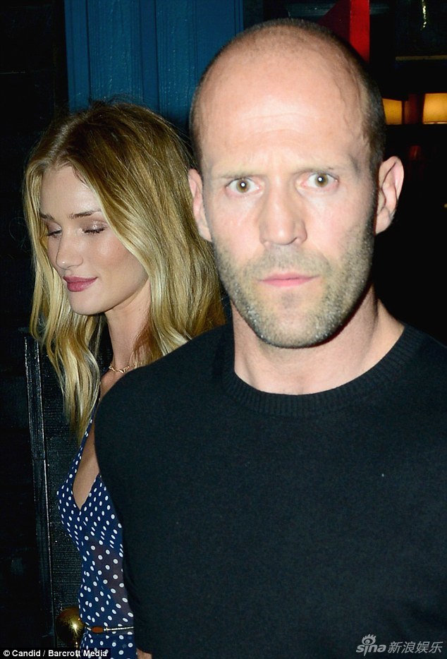 组图:杰森-斯坦森搂女友罗西深夜外出秀恩爱