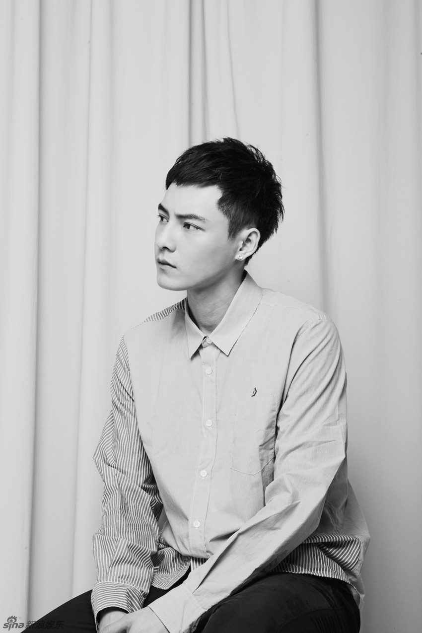 组图:冯铭潮写真酷帅有型 雾色双眸青春萌动