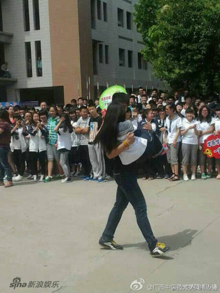 网传昨日高考结束后,一对对学生情侣手牵手走出考场,有的甚至公主抱