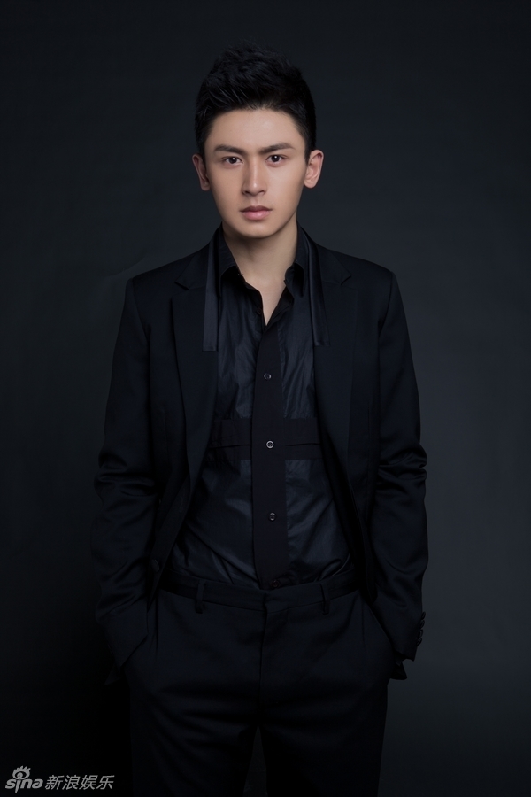 组图:张哲瀚新写真曝光 黑白西服诠释多面