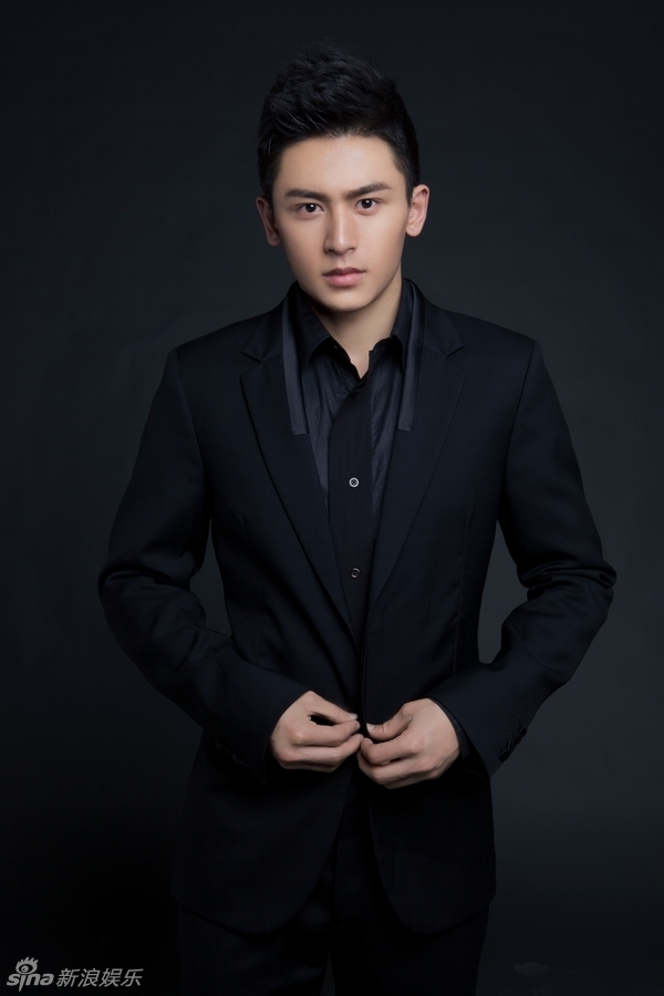 组图:张哲瀚新写真曝光 黑白西服诠释多面