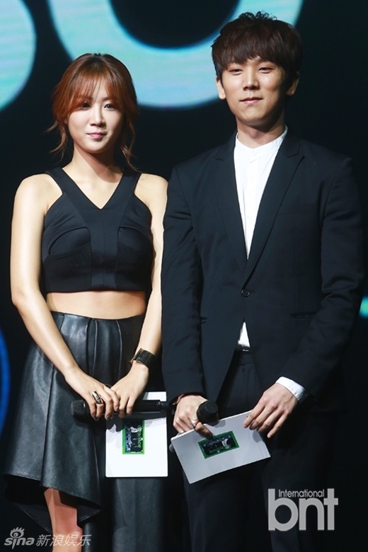 同社组合sistar成员昭宥,郑基高担任主持.