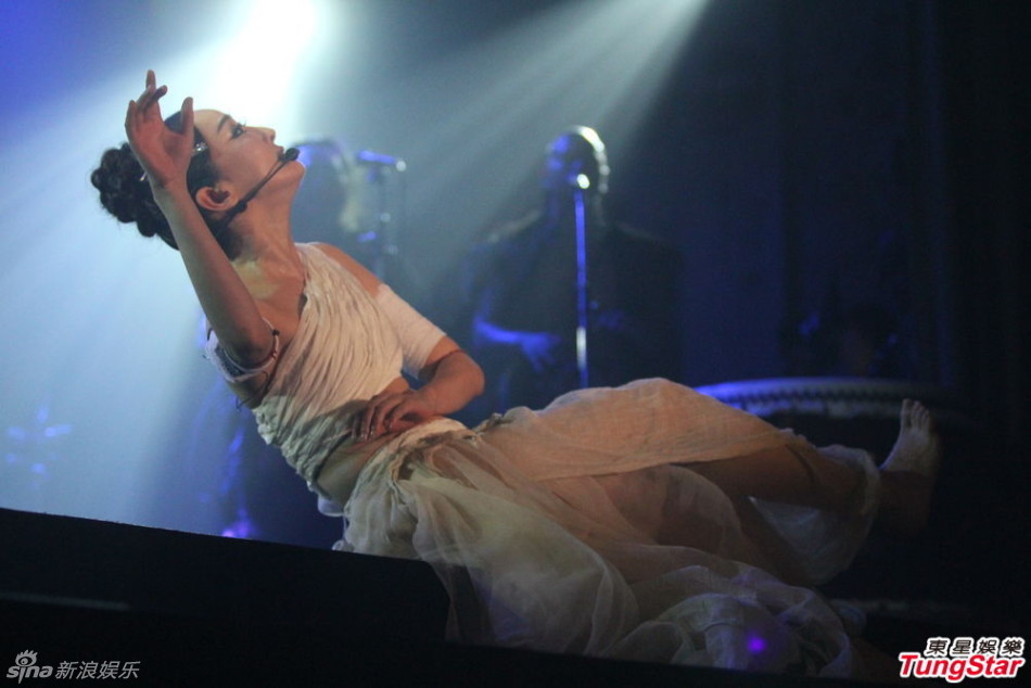 组图:萨顶顶开唱玩混音 透视黑衣性感挥扇_高清图集_新浪网