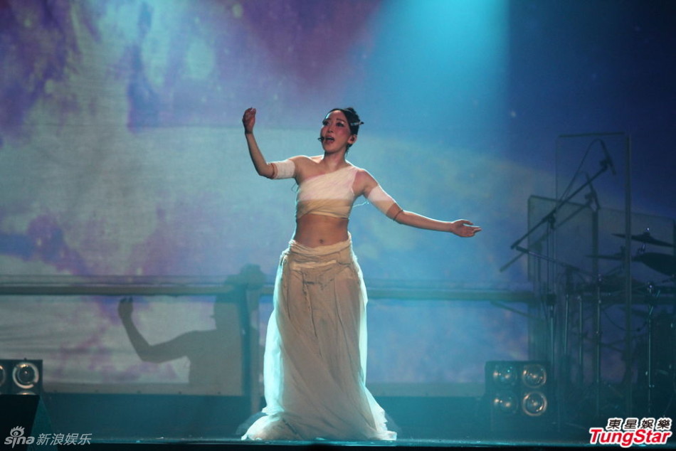 组图:萨顶顶开唱玩混音 透视黑衣性感挥扇_高清图集_新浪网