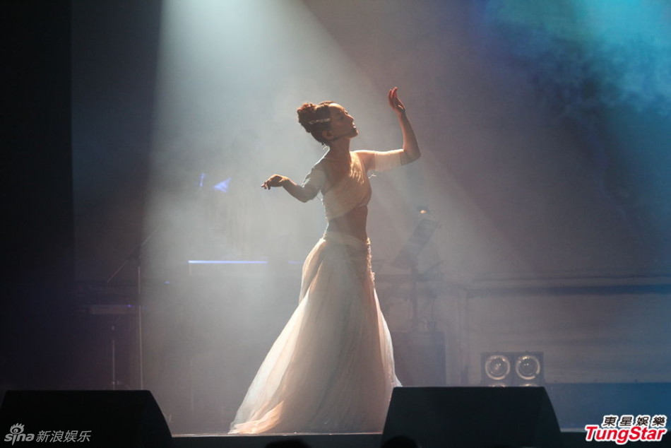 组图:萨顶顶开唱玩混音 透视黑衣性感挥扇_高清图集_新浪网