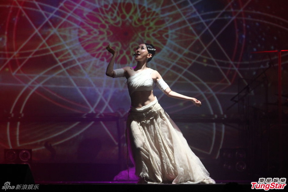 组图:萨顶顶开唱玩混音 透视黑衣性感挥扇_高清图集_新浪网