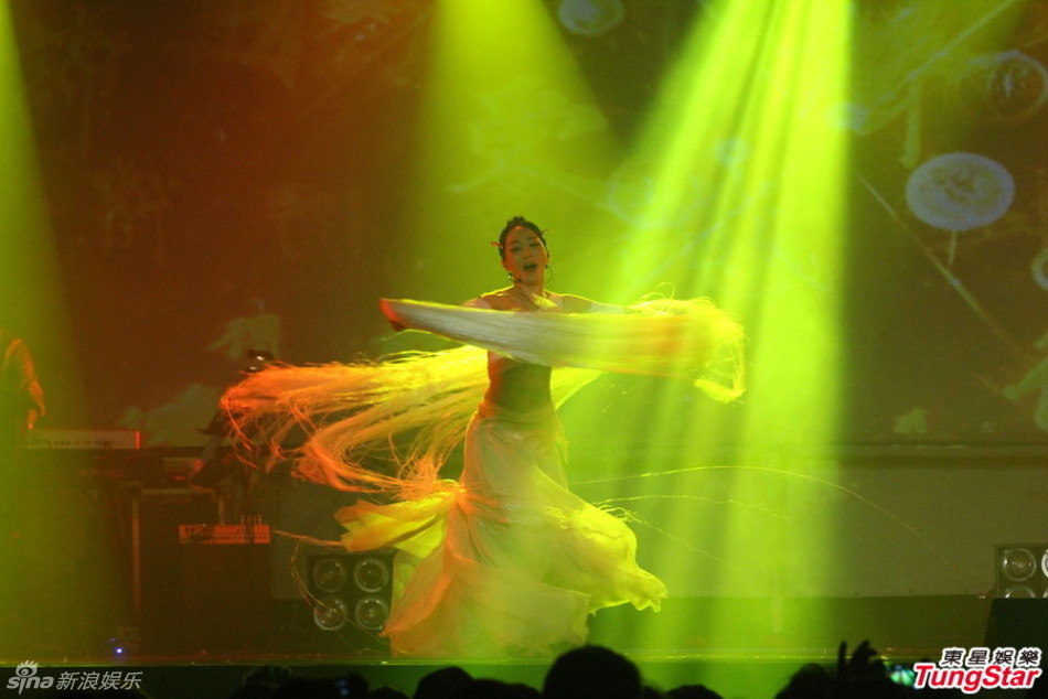 组图:萨顶顶开唱玩混音 透视黑衣性感挥扇_高清图集_新浪网