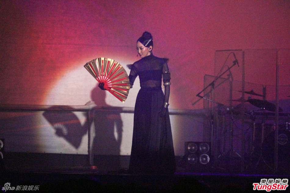 组图:萨顶顶开唱玩混音 透视黑衣性感挥扇_高清图集_新浪网