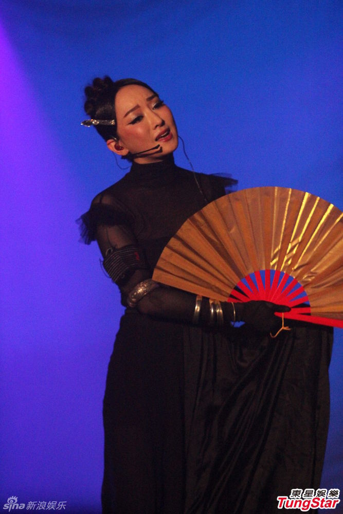 组图:萨顶顶开唱玩混音 透视黑衣性感挥扇_高清图集_新浪网