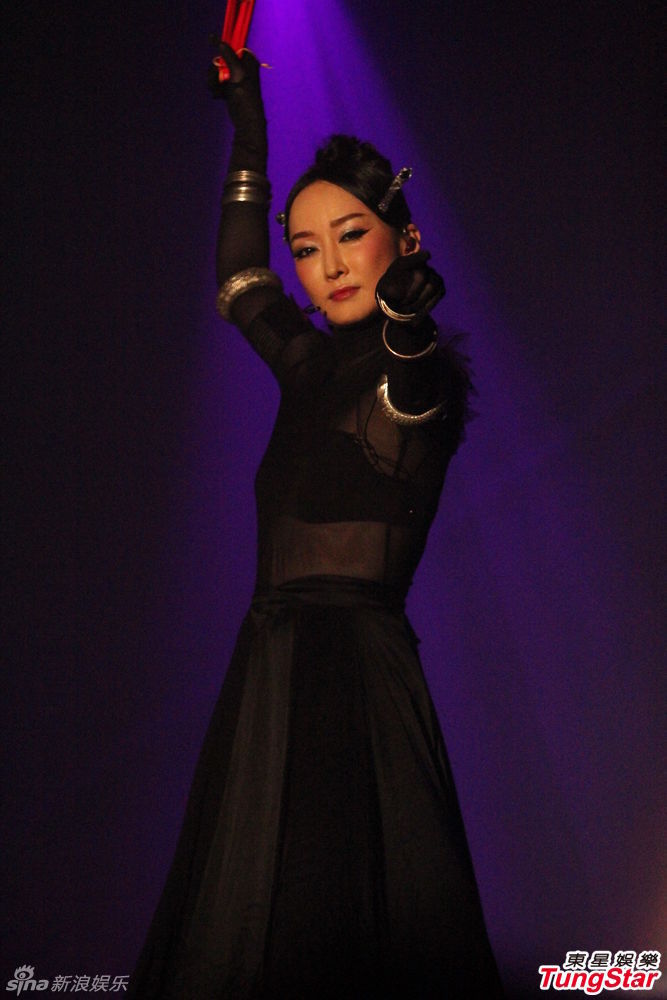 组图:萨顶顶开唱玩混音 透视黑衣性感挥扇_高清图集_新浪网