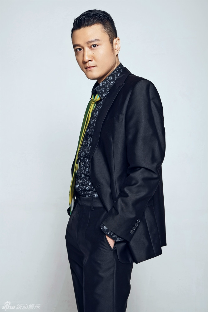 新浪娱乐讯 近日,演员郭鹏曝光一组写真,造型迥异,酷帅十足,展型男