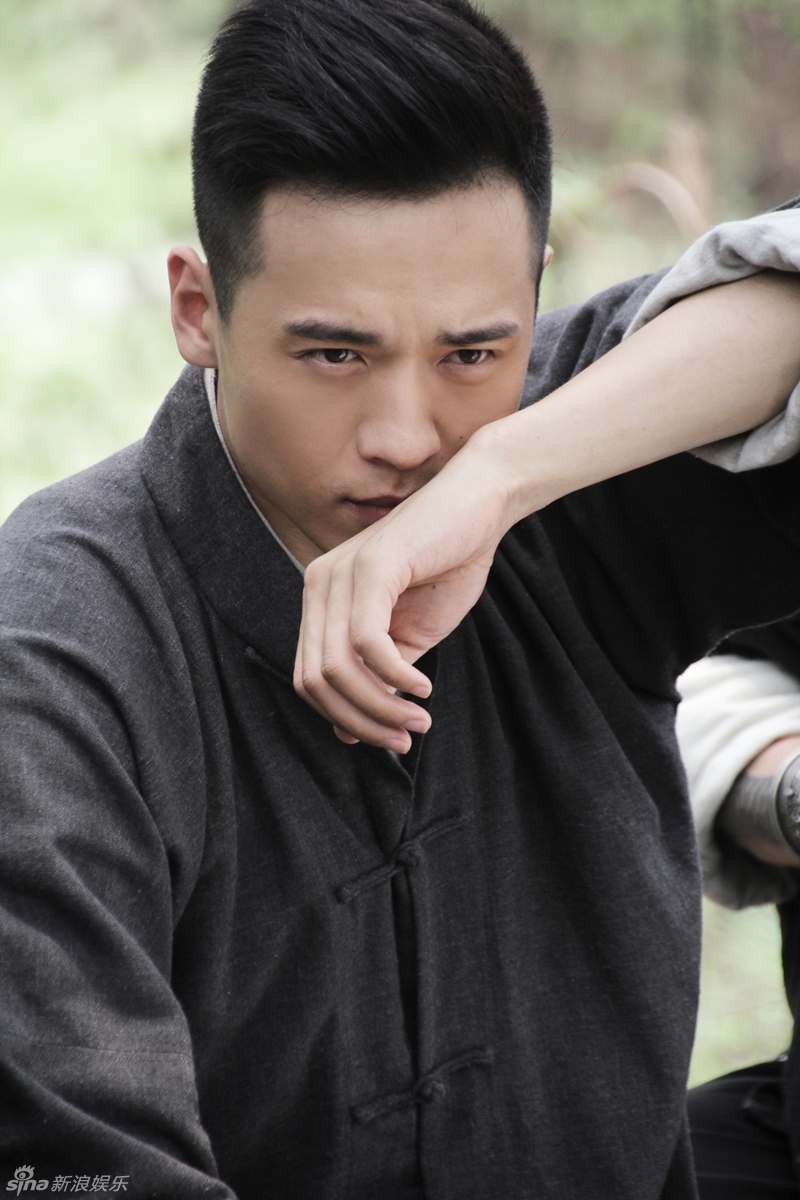 新浪娱乐讯《刀影》卫视热播,高云翔饰演的彭天戈重情义,眼神中透着