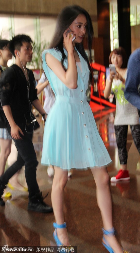 刘恺威遭影迷围堵求合影