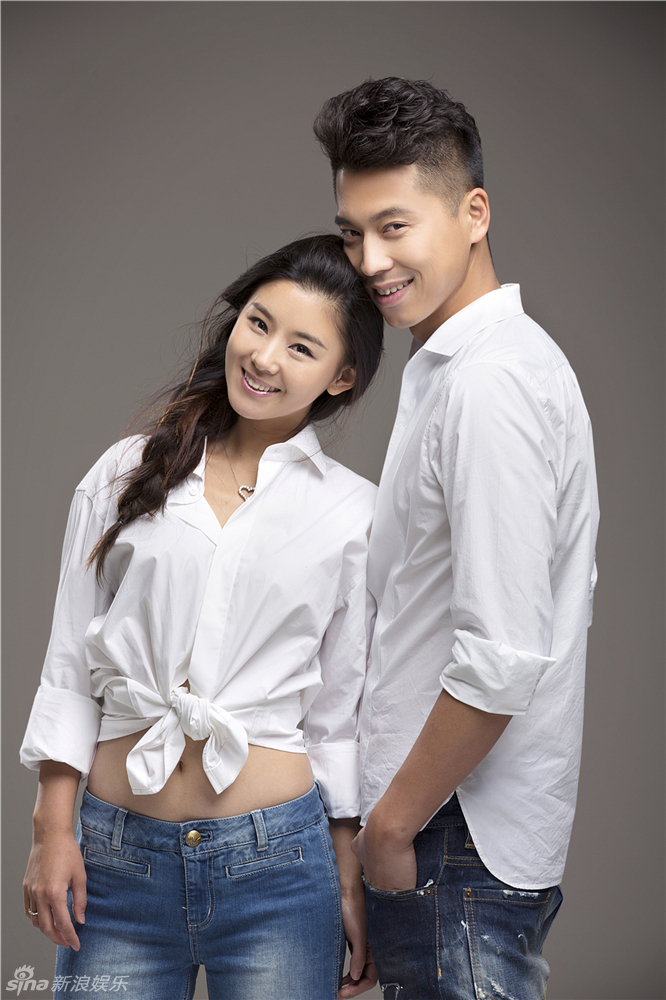 组图:王雷李小萌情侣写真 清新活力动感十足