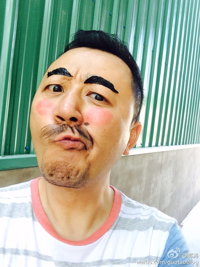 药不能停!郭涛搞怪贴粗眉变蜡笔小新