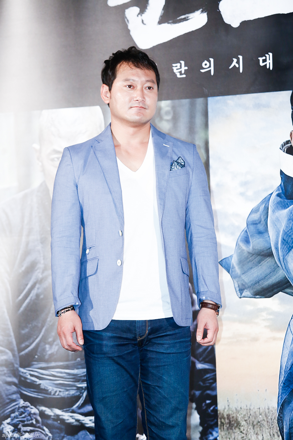 姜东元, 河正宇,李成民,马东锡等主演以及尹钟彬导演出席现场.