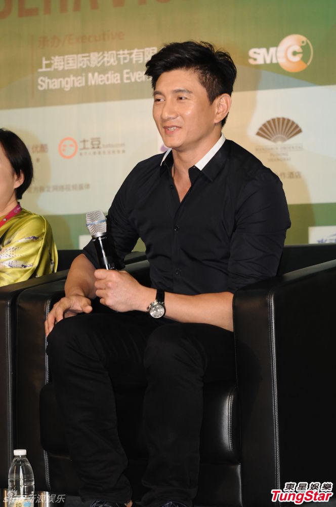 著名演员吴奇隆现身第20届上海电视节"论电视人的自我修养"活动