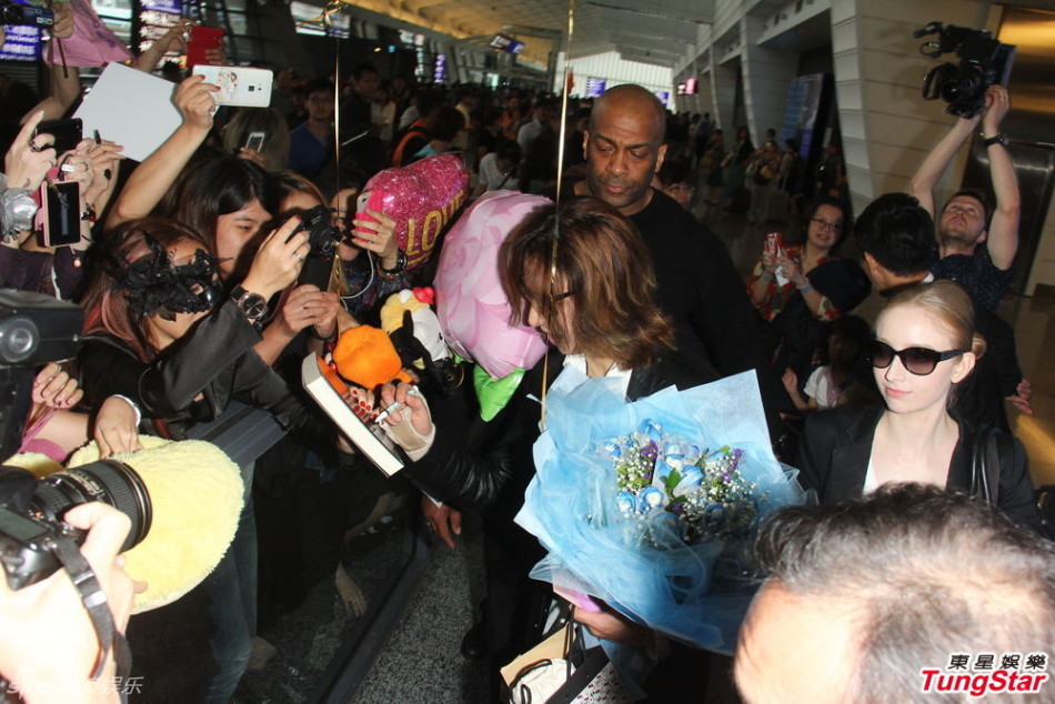 yoshiki带女友来台开唱 粉丝扮x女郎接机