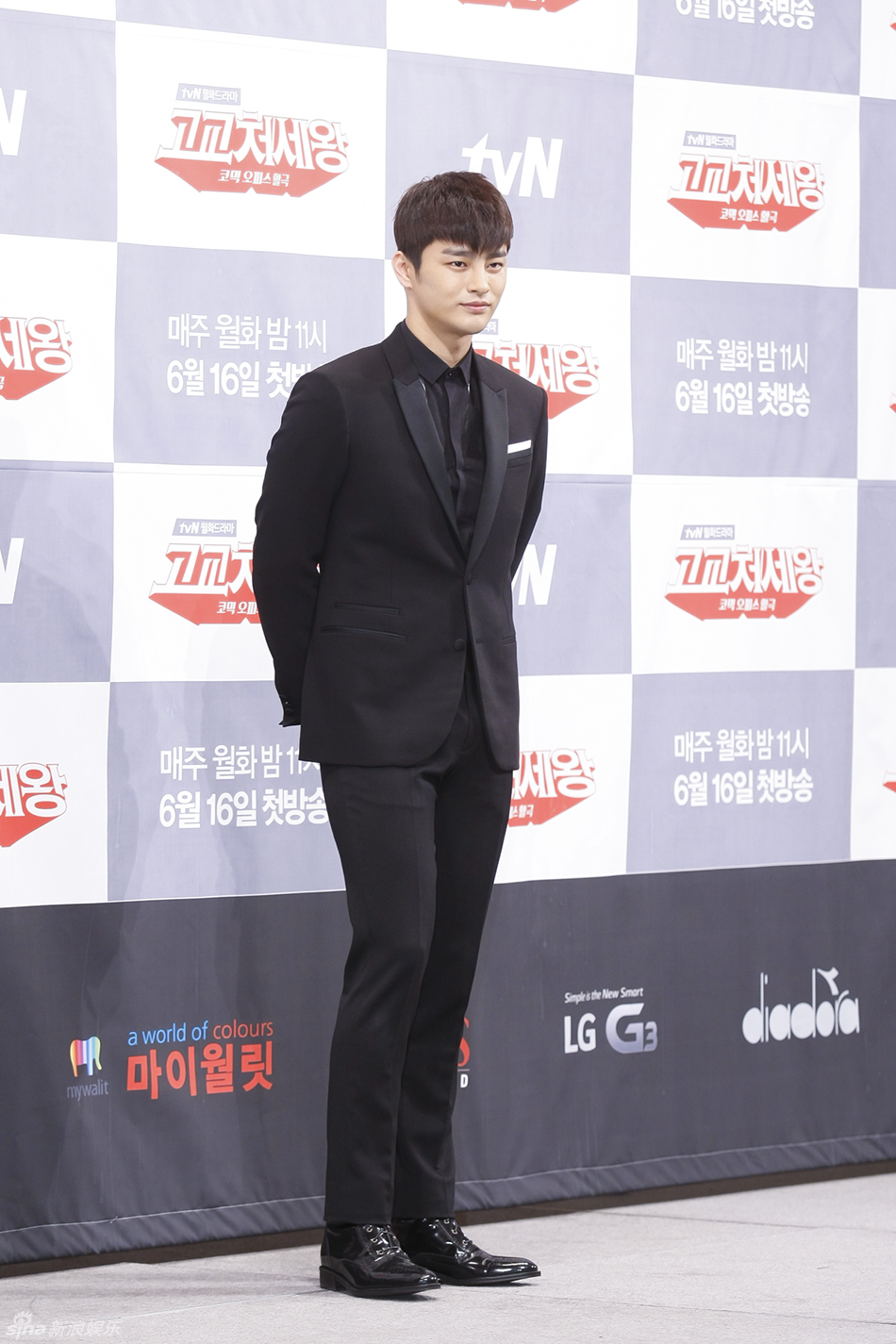 独家:《处世王》徐仁国李荷娜搭肩似亲姐弟_高清图集_新浪网