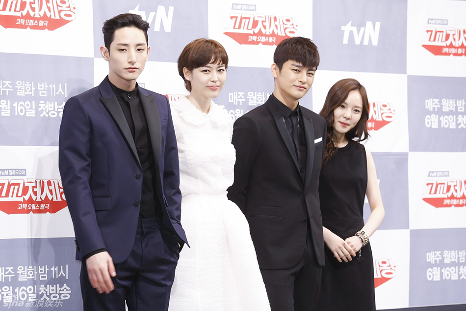 独家:《处世王》徐仁国李荷娜搭肩似亲姐弟_高清图集_新浪网