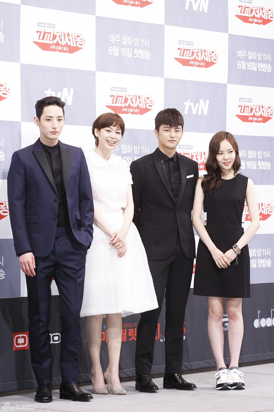 独家:《处世王》徐仁国李荷娜搭肩似亲姐弟_高清图集_新浪网