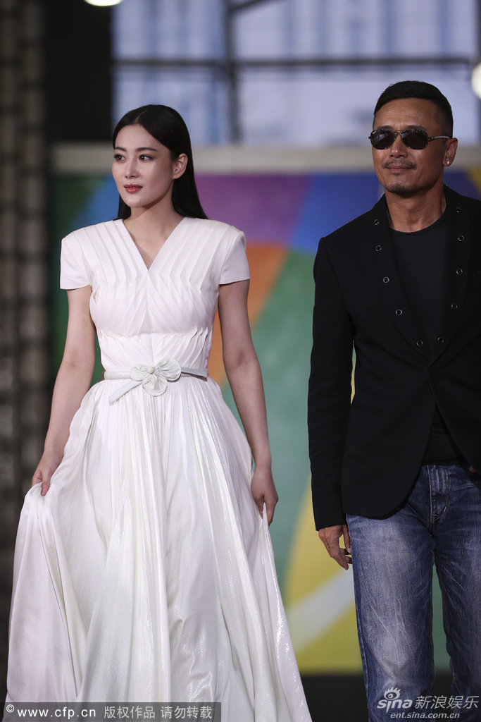 组图张馨予纯白长裙亮相李佳航帅气