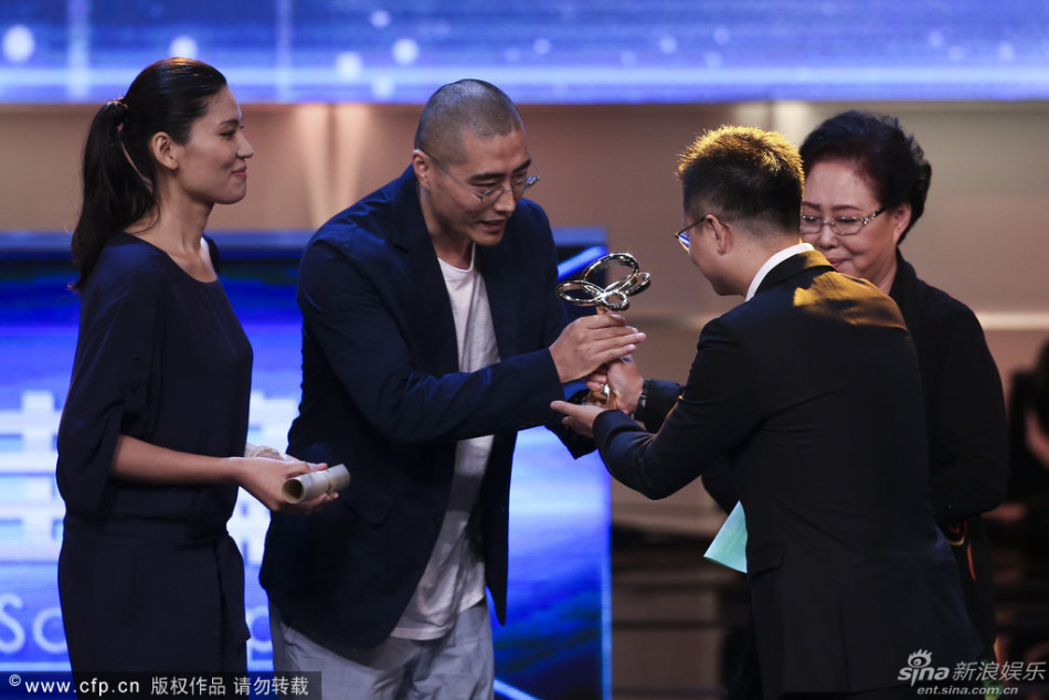 颁奖典礼于6月13日晚举行,图为李潇于淼凭《大丈夫》获最佳编剧奖