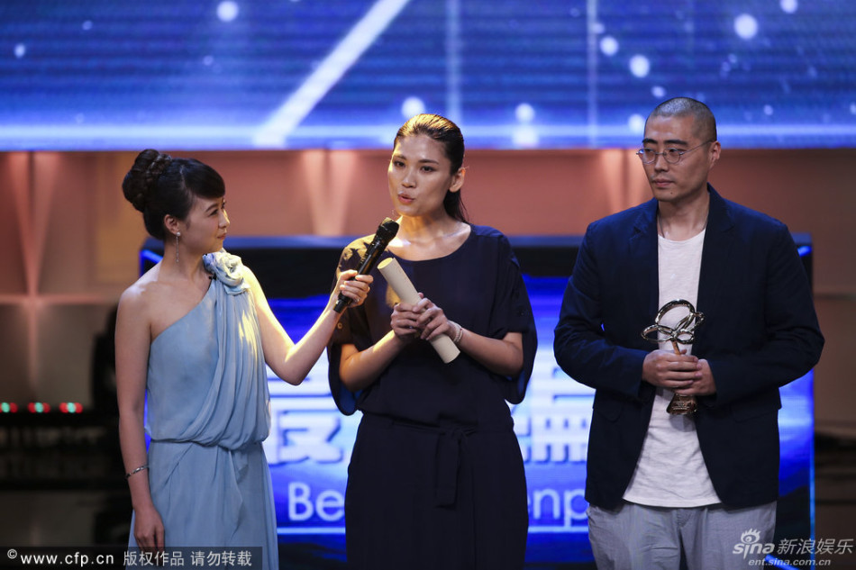 颁奖典礼于6月13日晚举行,图为李潇于淼凭《大丈夫》获最佳编剧奖