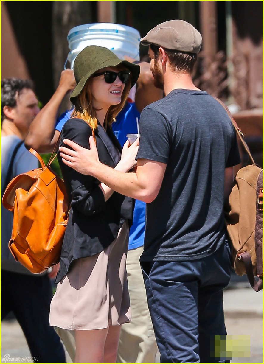 组图:艾玛斯通和加菲尔德十指紧扣甜蜜外出