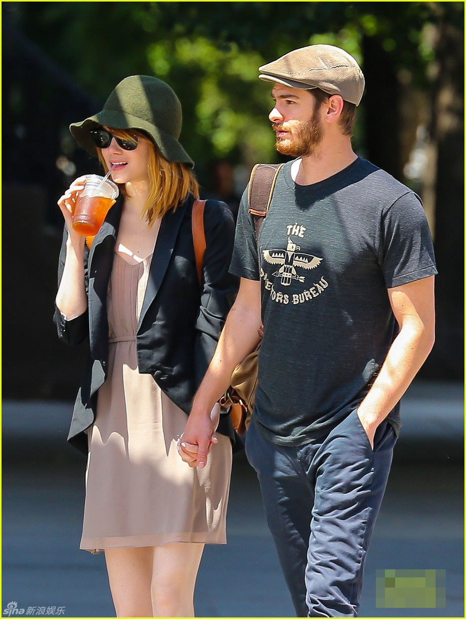 组图:艾玛斯通和加菲尔德十指紧扣甜蜜外出