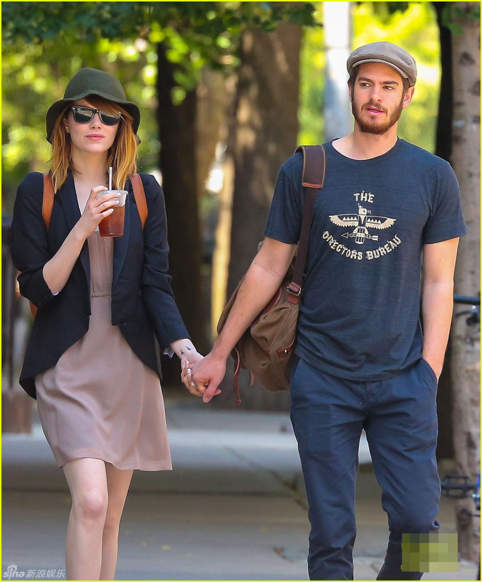 组图:艾玛斯通和加菲尔德十指紧扣甜蜜外出