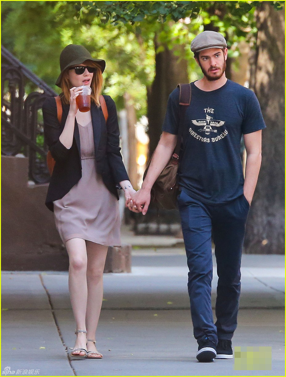 组图:艾玛斯通和加菲尔德十指紧扣甜蜜外出