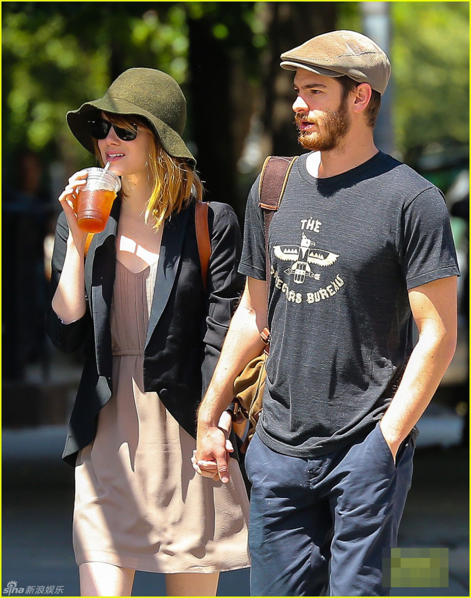 组图:艾玛斯通和加菲尔德十指紧扣甜蜜外出