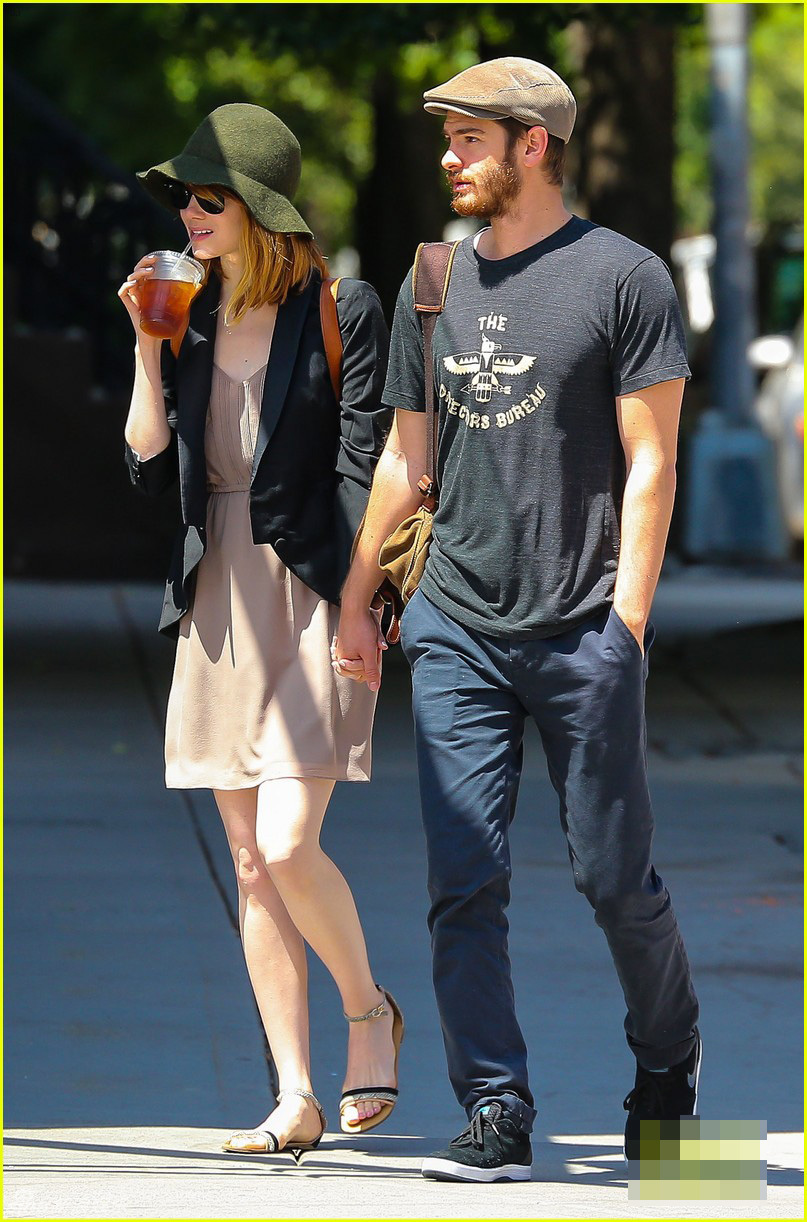 组图艾玛斯通和加菲尔德十指紧扣甜蜜外出