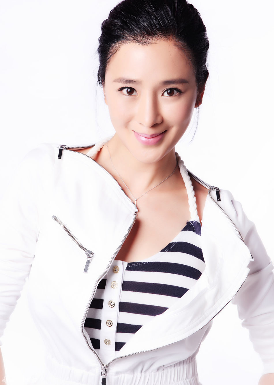 周显欣 诠释温婉知性之美