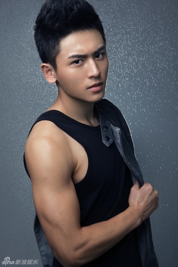 当表情搞怪的鬼马可爱碰上了小秀肌肉的刚毅帅气,张哲瀚都诠释了不同