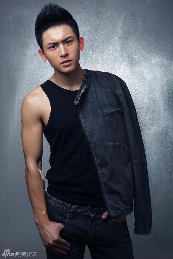 当表情搞怪的鬼马可爱碰上了小秀肌肉的刚毅帅气,张哲瀚都诠释了不同