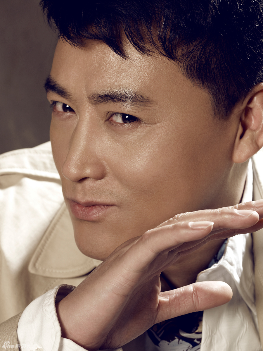 组图刘小锋西装写真展现绅士风度