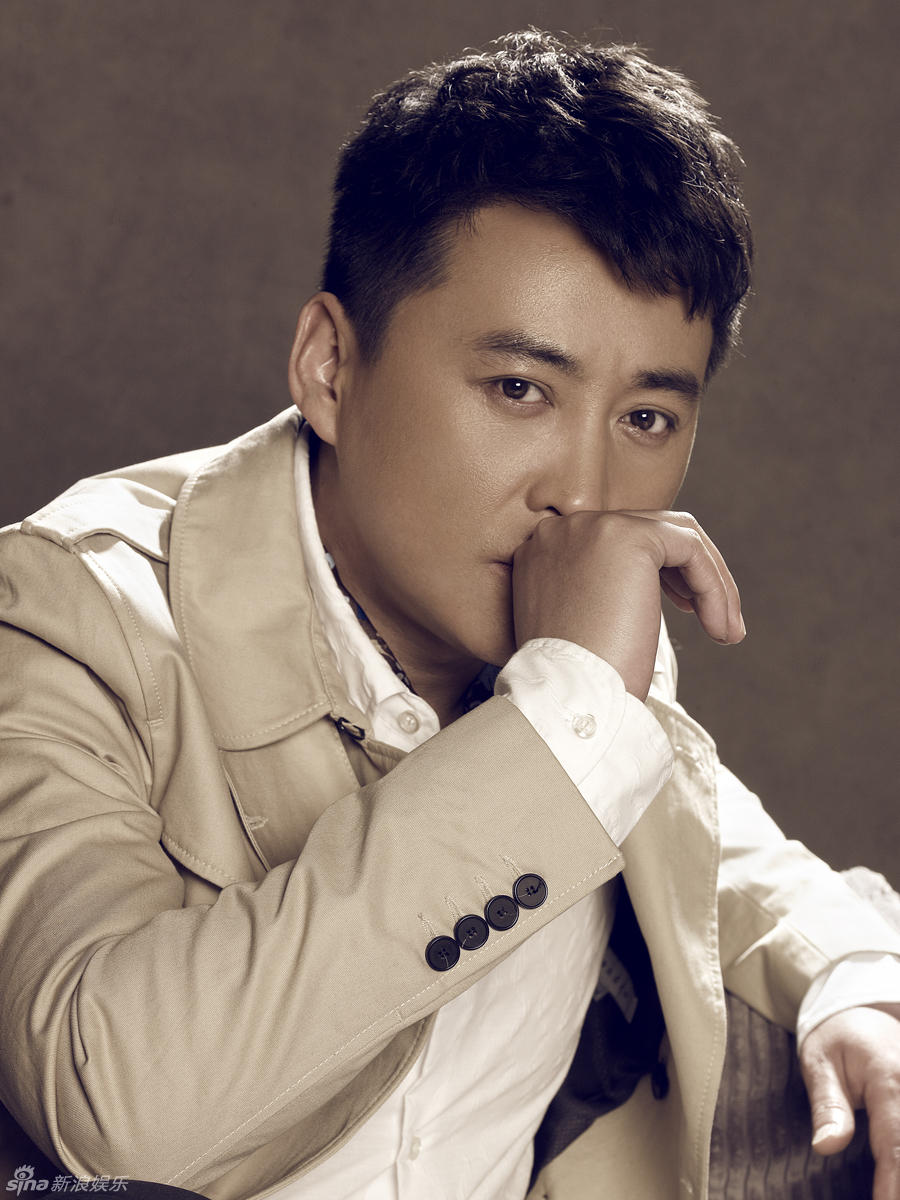 组图刘小锋西装写真展现绅士风度