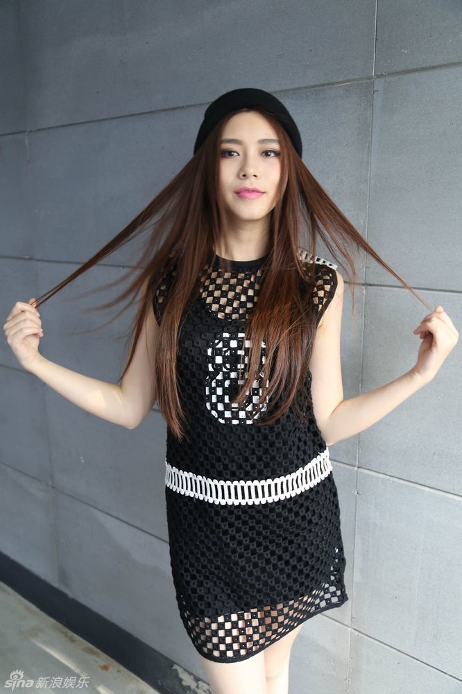 超明明星娱乐讯 《音乐风云榜》主持朱婧曝光一组春日写真.