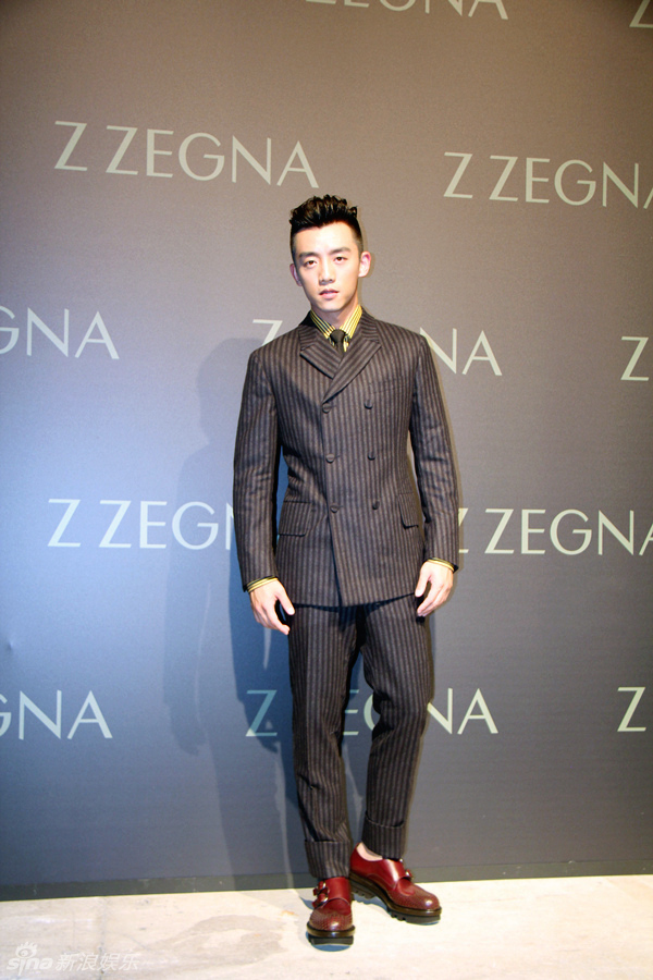 组图:郑恺心情尚好微笑亮相男装周