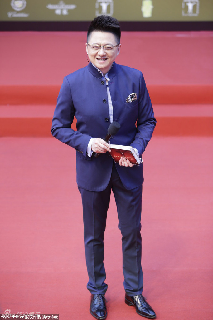 上影节闭幕 主持人金炜蓝色西服整装待发