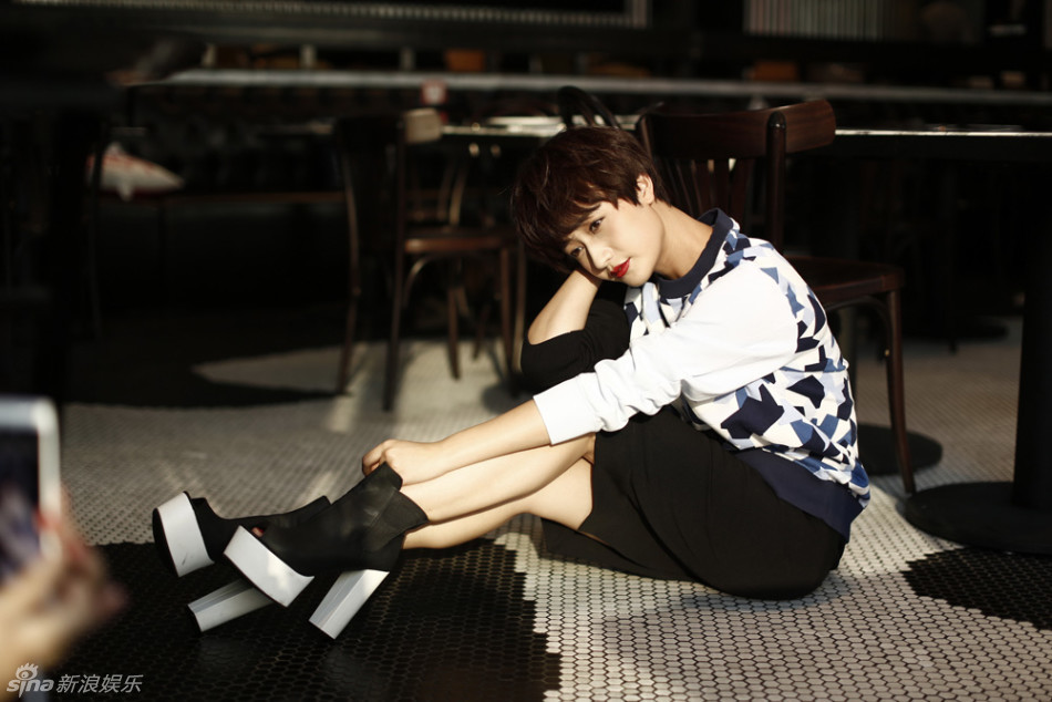 组图:阎娜率性短发写真曝光 阳光俏皮展中性美_高清图集_新浪网
