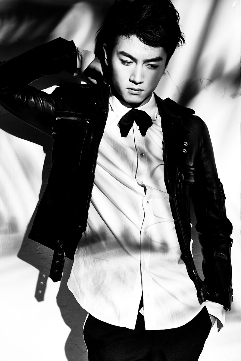 新浪娱乐讯 近日,陈晓曝光了一组黑白大片.