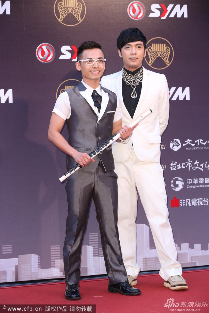 组图:小炳携弟赴金曲奖 戴大炳最爱项链悼哥哥_高清图集_新浪网